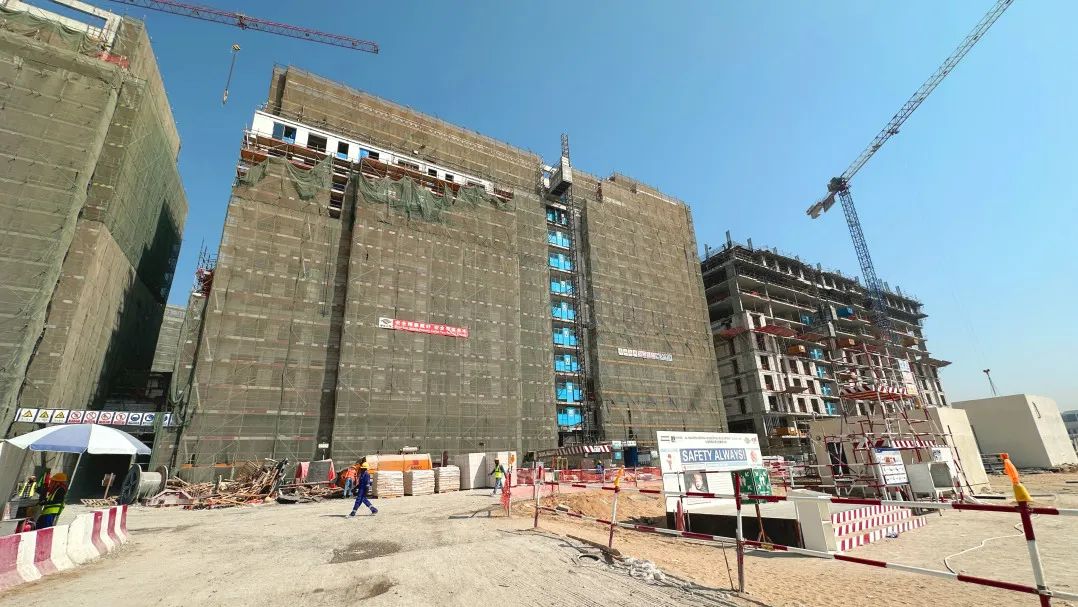 50℃高溫的沙漠地帶，蔚建抹灰機器人在阿聯酋“抹”出完美墻面