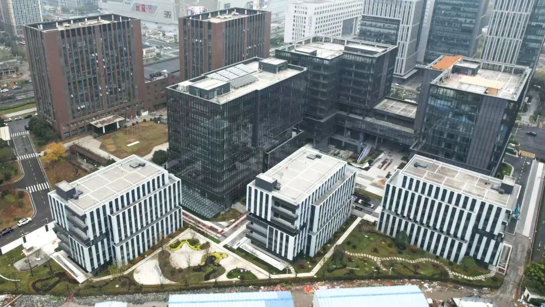 狹小空間里精準(zhǔn)作業(yè) 蔚建噴涂機(jī)器人圓滿完成南京智鑫慧谷人才公寓項目